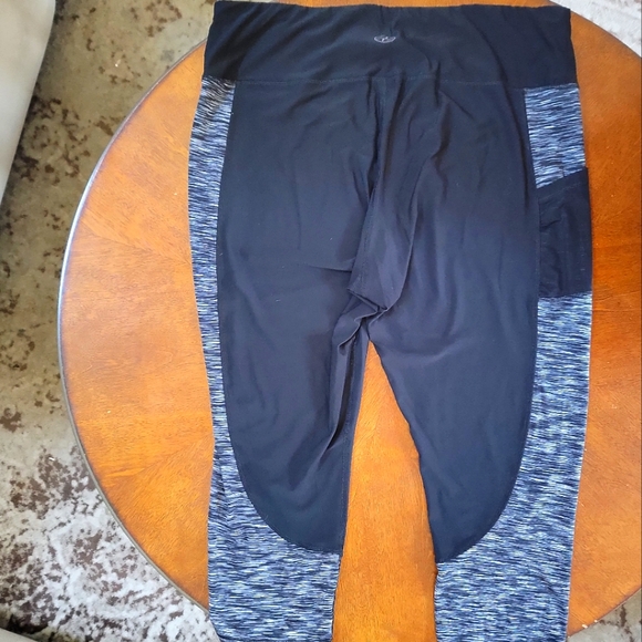 PLUS SIZE CAPRI LEGGINGS - Picture 2 of 3